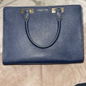 Woman’s Michael Kors pocketbook